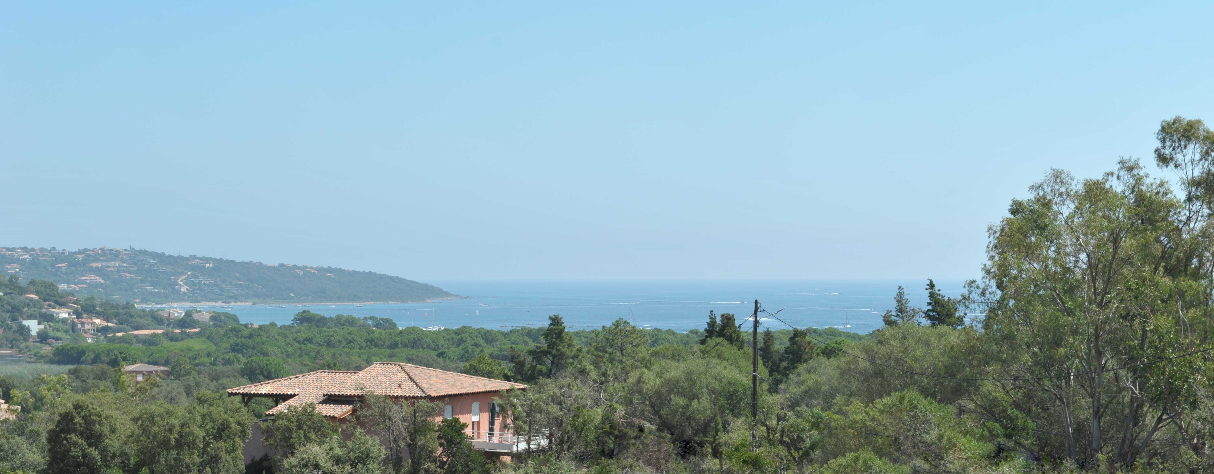 - EN FACADE ET TERRASSES PRINCIPALES, VUE MER SUR BAIE DE PINARELLO -