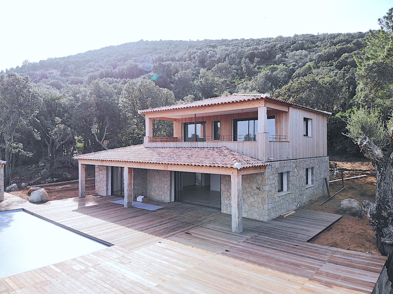 Pinarello, à 750 m. de la PLAGE A PIEDS et bénéficiant d'une SUPERBE VUE MER: VILLA CONTEMPORAINE NEUVE T-5 en PIERRE ET BOIS avec PISCINE.