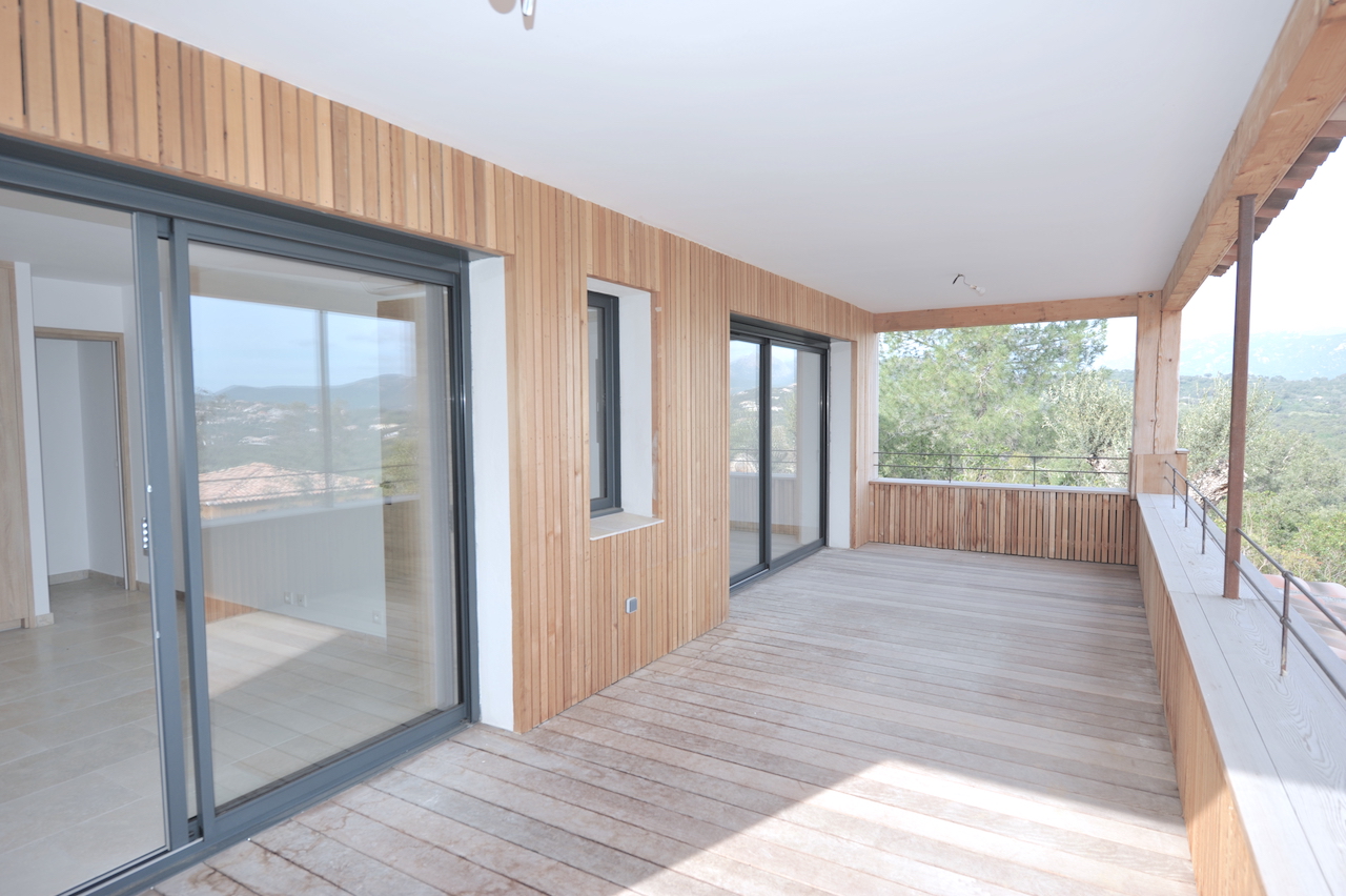 Pinarello, à 750 m. de la PLAGE A PIEDS et bénéficiant d'une SUPERBE VUE MER: VILLA CONTEMPORAINE NEUVE T-5 en PIERRE ET BOIS avec PISCINE.