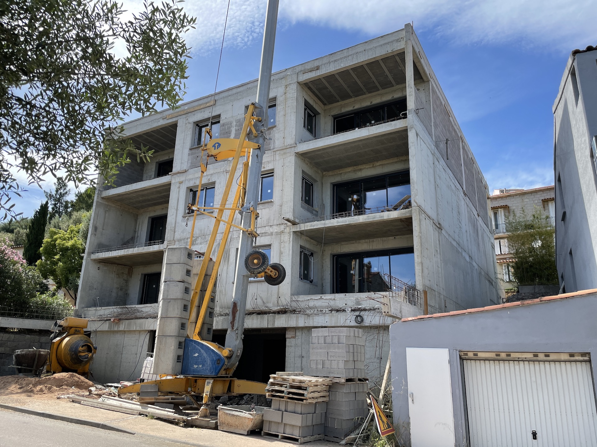 Porto-Vecchio, rue Cdt L'Herminier (PROXIMITÉ IMMÉDIATE du port de plaisance et de la vieille ville): Dans résidence avec garage, GRAND T-3 de STANDING.