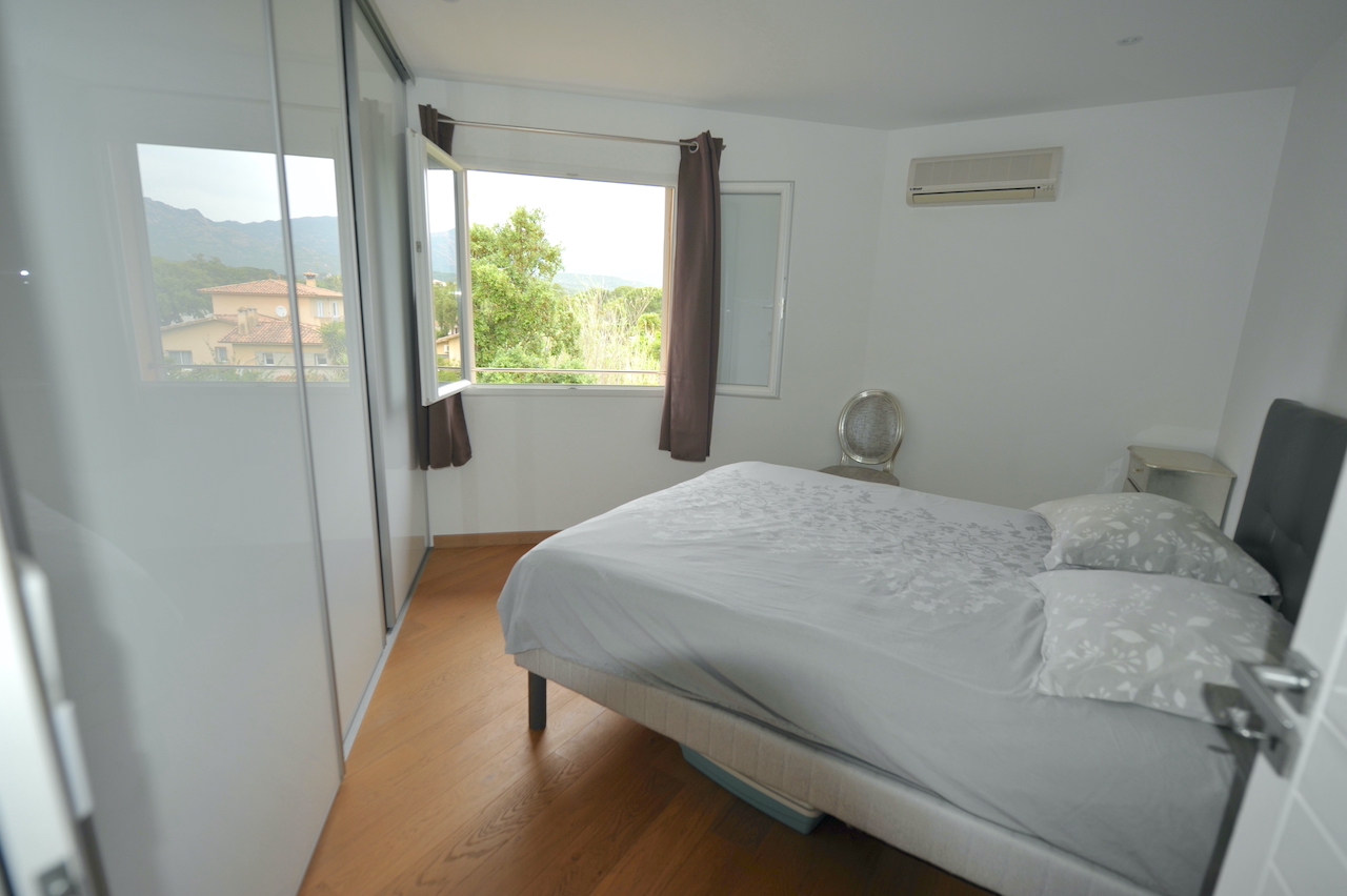 Porto-Vecchio Centre à pied, dans secteur calme et résidentiel: APPARTEMENT T-4 lumineux et en PARFAIT ÉTAT (récemment rénové).