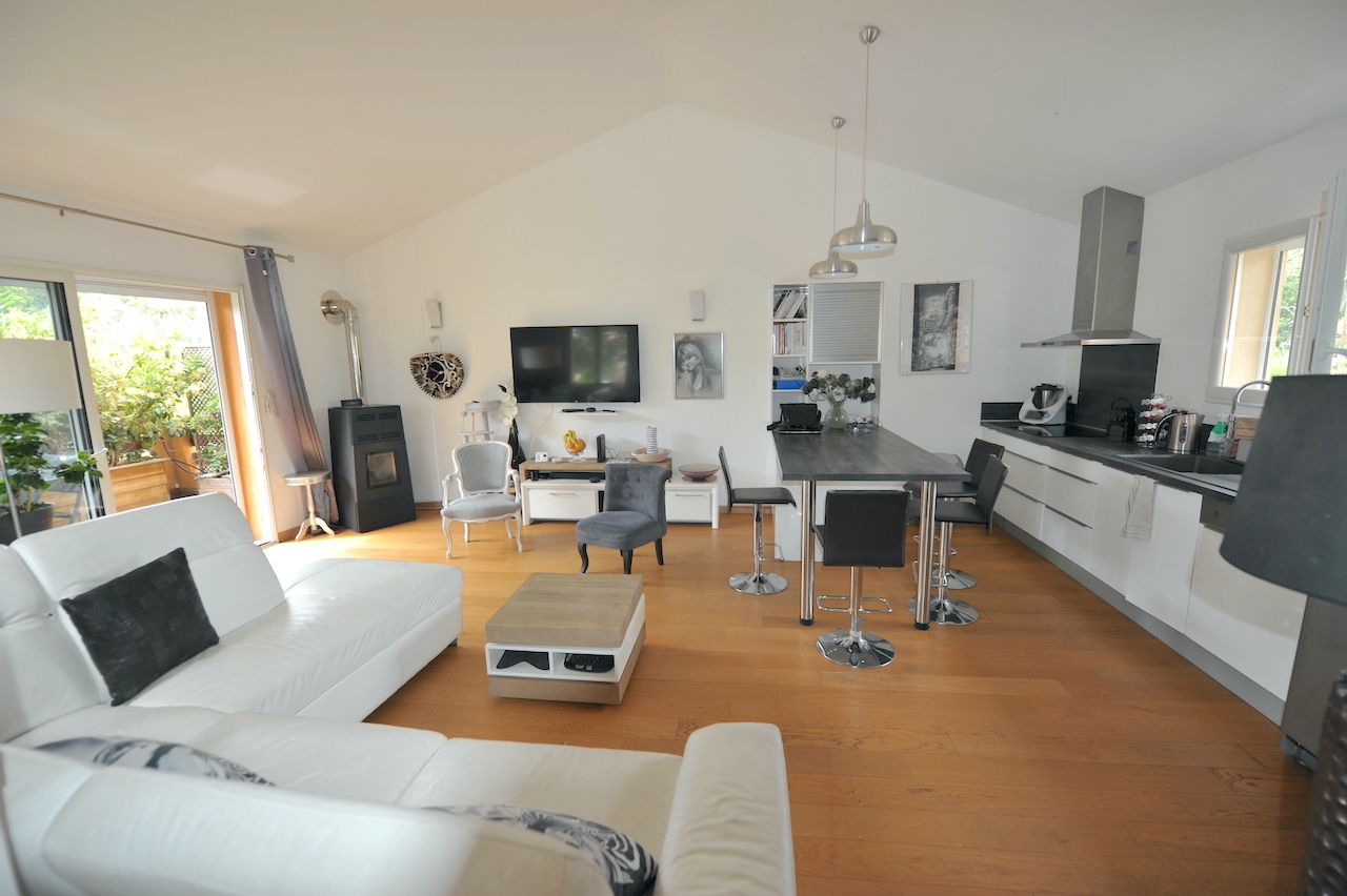Porto-Vecchio Centre à pied, dans secteur calme et résidentiel: APPARTEMENT T-4 lumineux et en PARFAIT ÉTAT (récemment rénové).