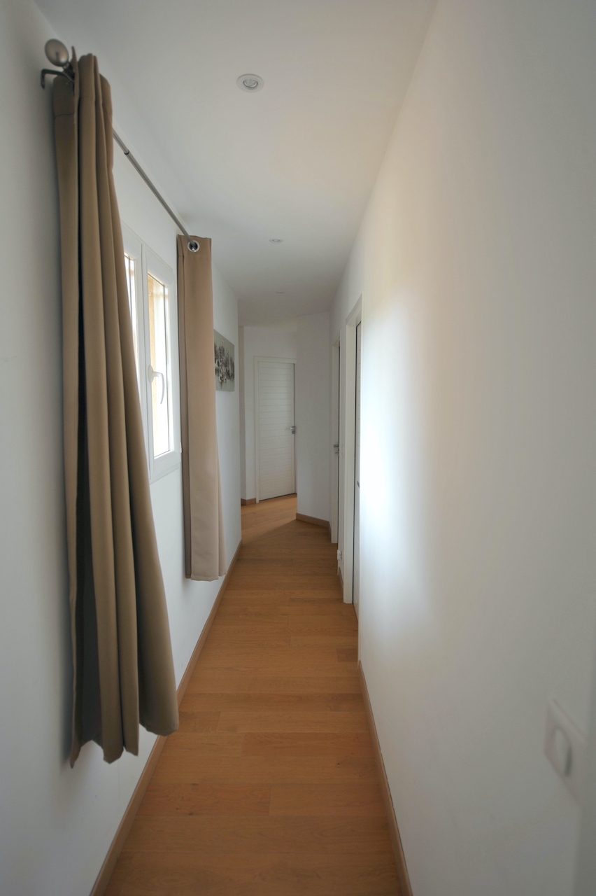 Porto-Vecchio Centre à pied, dans secteur calme et résidentiel: APPARTEMENT T-4 lumineux et en PARFAIT ÉTAT (récemment rénové).