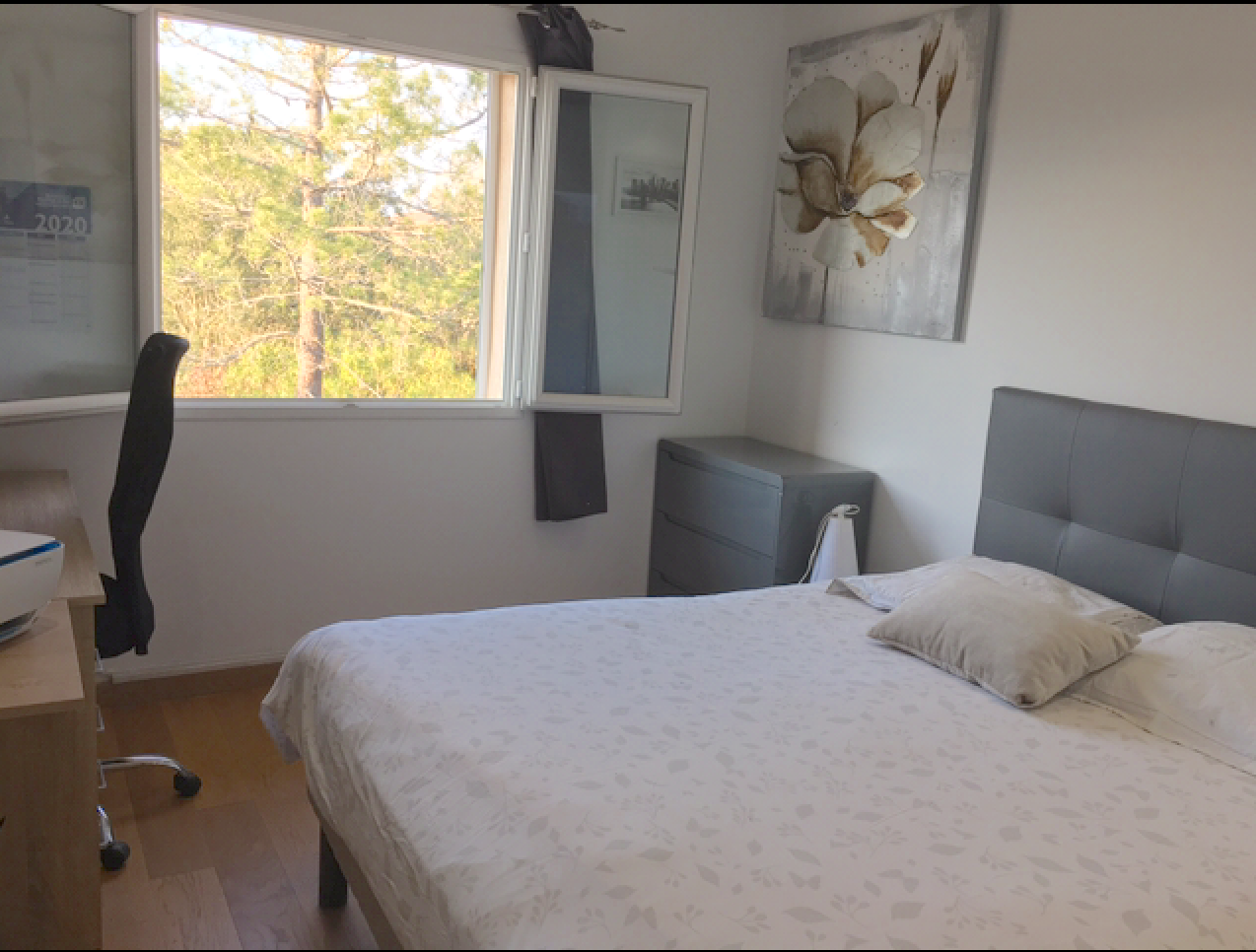 Porto-Vecchio Centre à pied, dans secteur calme et résidentiel: APPARTEMENT T-4 lumineux et en PARFAIT ÉTAT (récemment rénové).