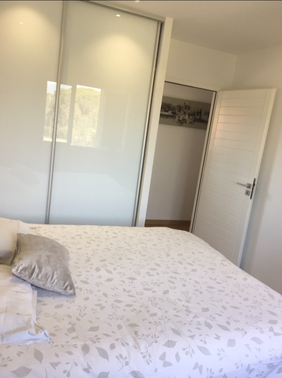Porto-Vecchio Centre à pied, dans secteur calme et résidentiel: APPARTEMENT T-4 lumineux et en PARFAIT ÉTAT (récemment rénové).