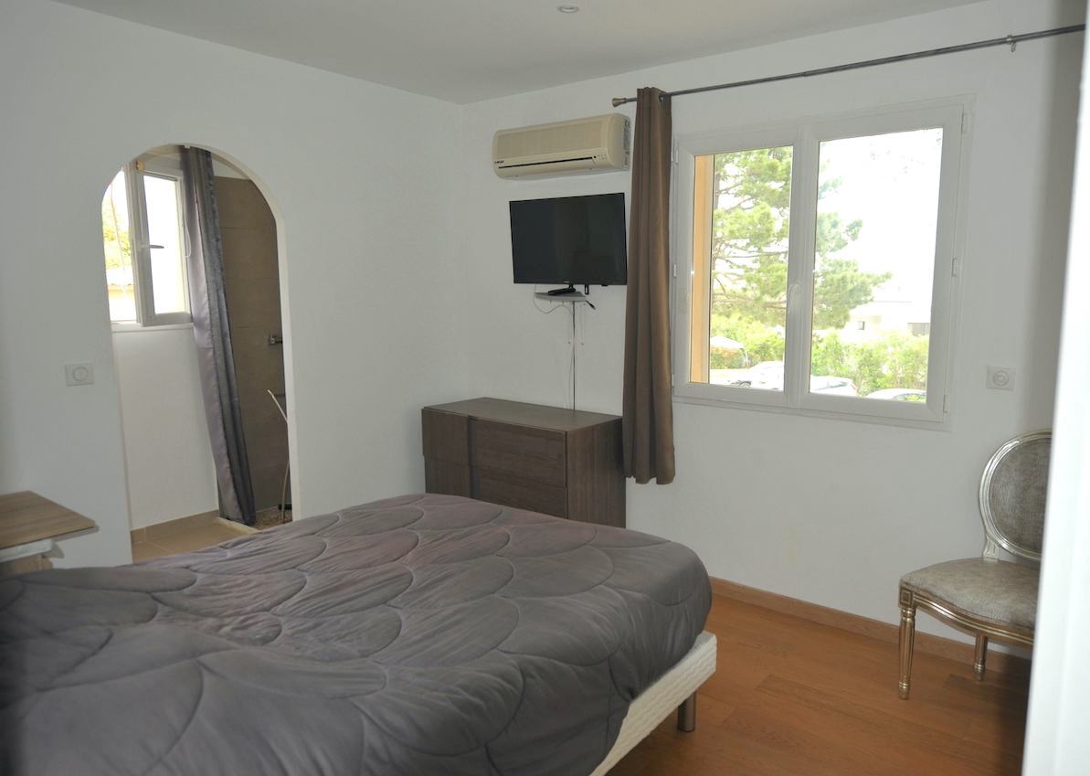 Porto-Vecchio Centre à pied, dans secteur calme et résidentiel: APPARTEMENT T-4 lumineux et en PARFAIT ÉTAT (récemment rénové).