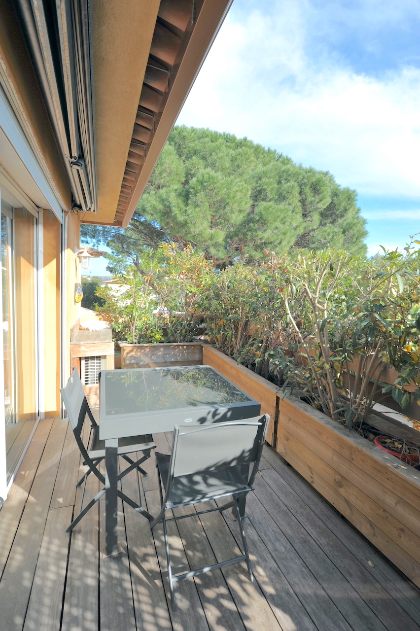 Porto-Vecchio Centre à pied, dans secteur calme et résidentiel: APPARTEMENT T-4 lumineux et en PARFAIT ÉTAT (récemment rénové).