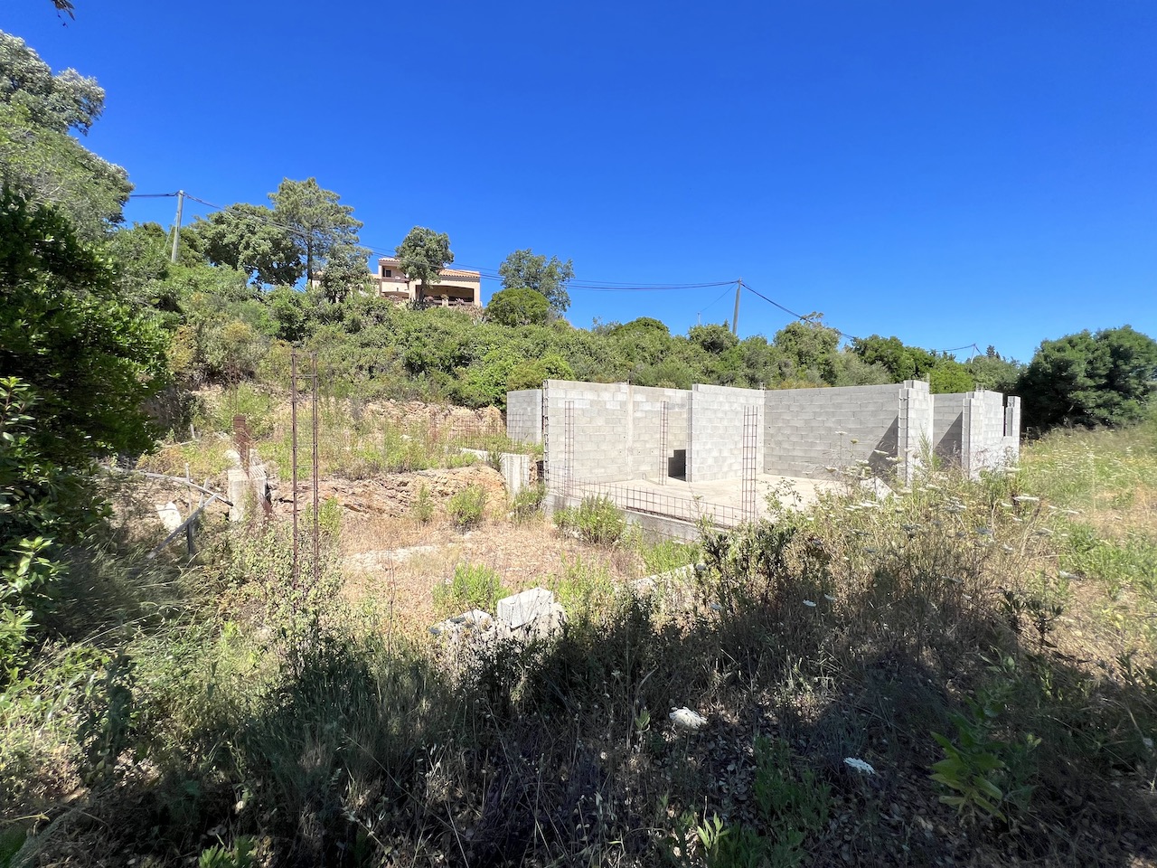 Sur les hauteurs de Solenzara, à moins de 2 minutes du centre: Terrain VUE MER PANORAMIQUE avec DÉBUT DE CONSTRUCTION.