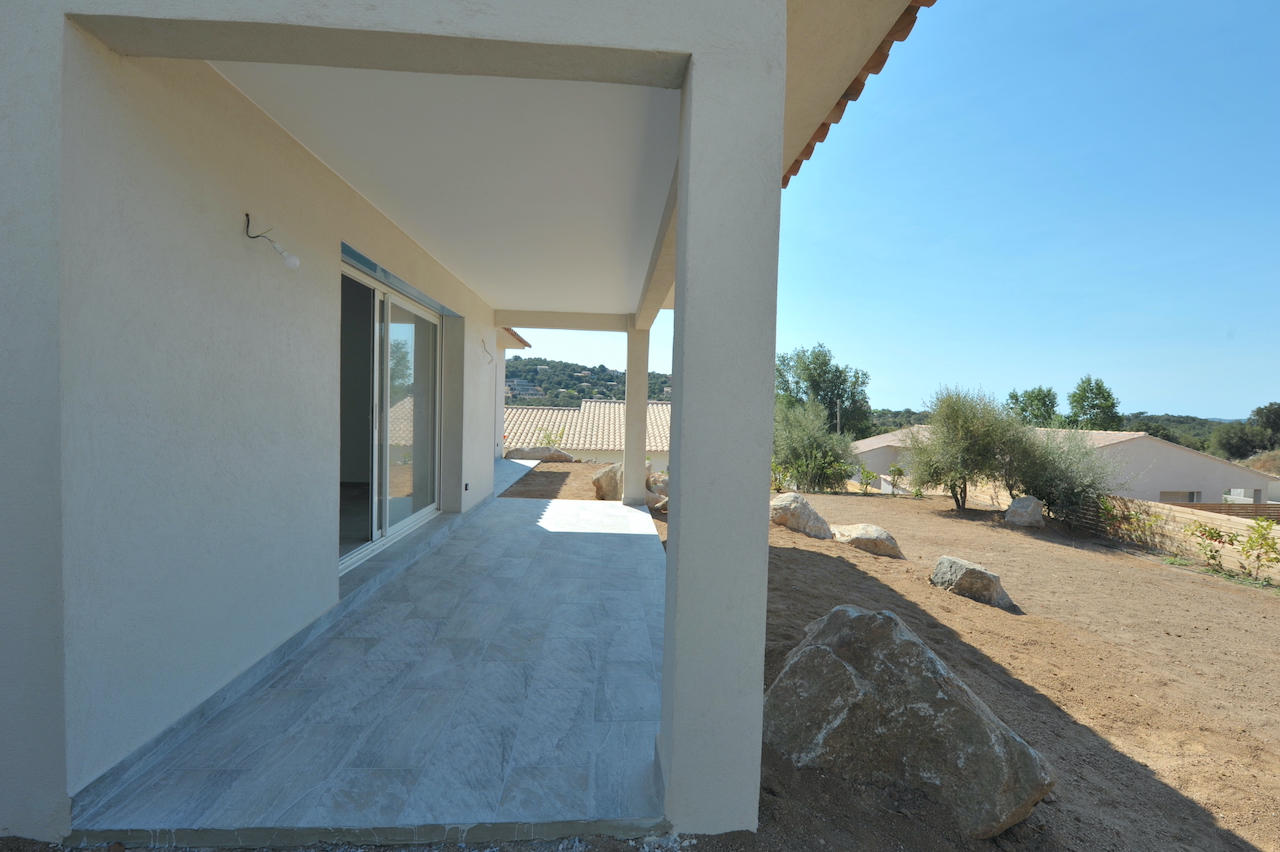Entre St Cyprien et Pinarello, VILLA T-4 NEUVE, livrable avec OPTION PISCINE ou SPA sur demande.