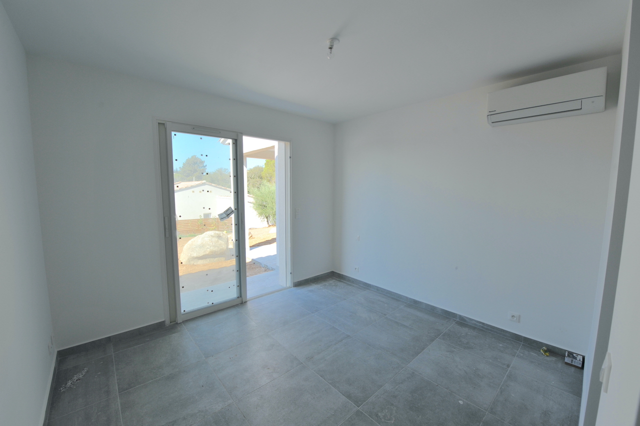 Entre St Cyprien et Pinarello, VILLA T-4 NEUVE, livrable avec OPTION PISCINE ou SPA sur demande.