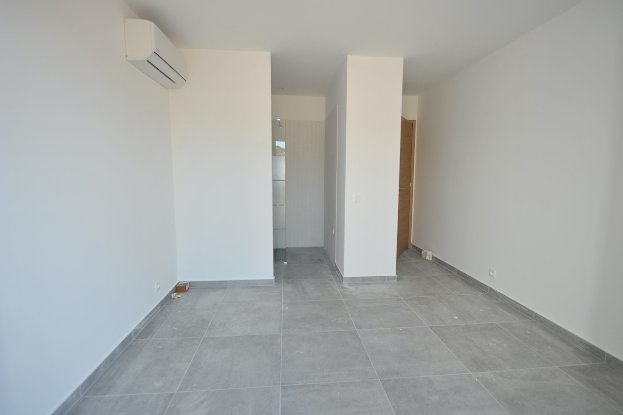 Entre St Cyprien et Pinarello, VILLA T-4 NEUVE, livrable avec OPTION PISCINE ou SPA sur demande.