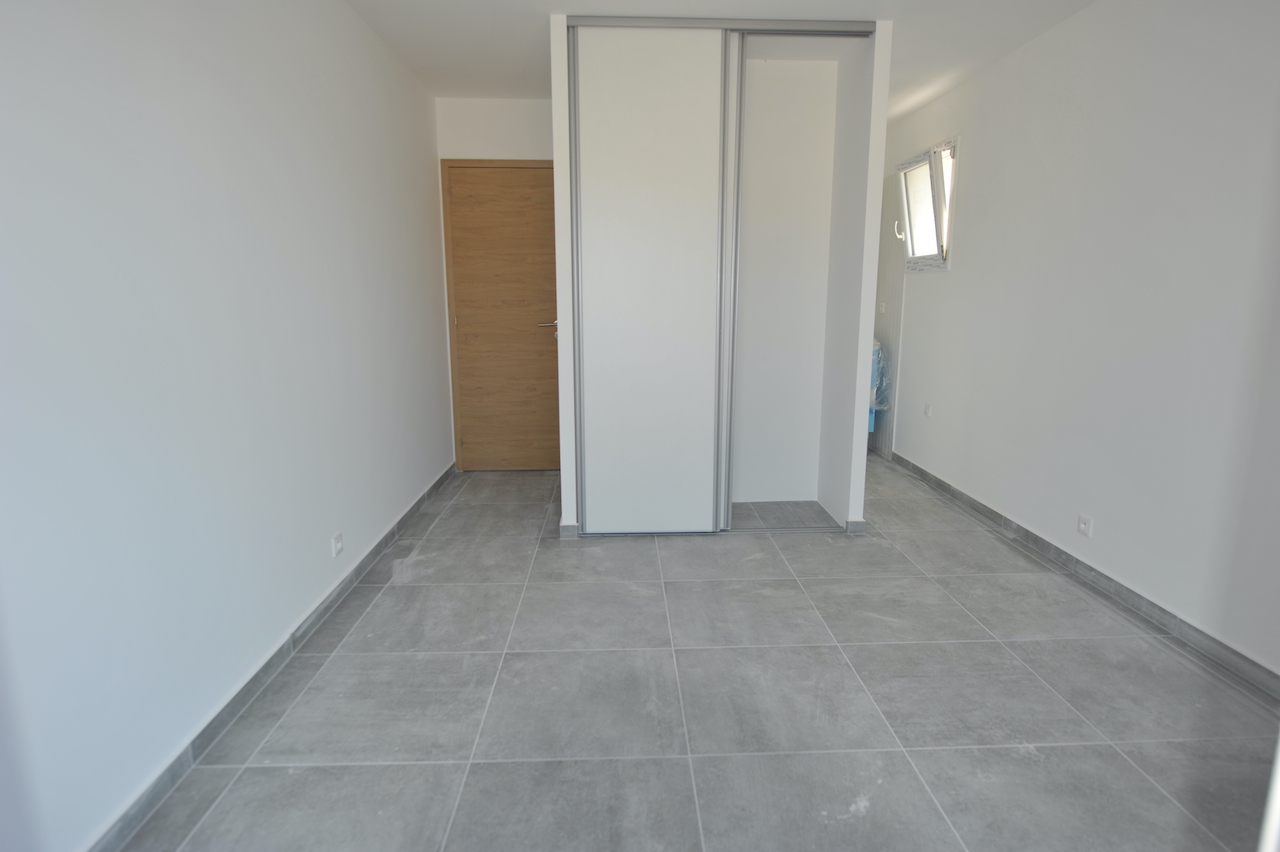 Entre St Cyprien et Pinarello, VILLA T-4 NEUVE, livrable avec OPTION PISCINE ou SPA sur demande.