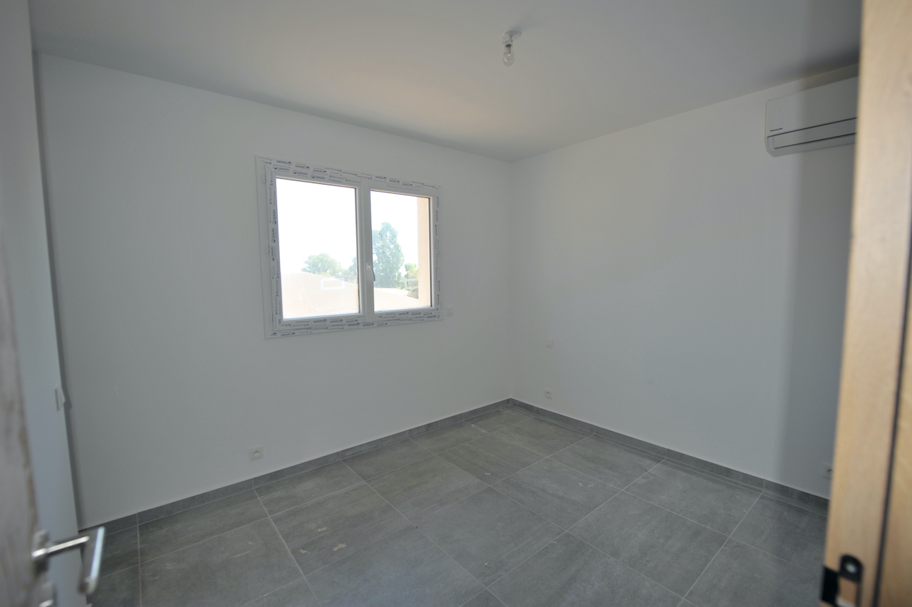 Entre St Cyprien et Pinarello, VILLA T-4 NEUVE, livrable avec OPTION PISCINE ou SPA sur demande.