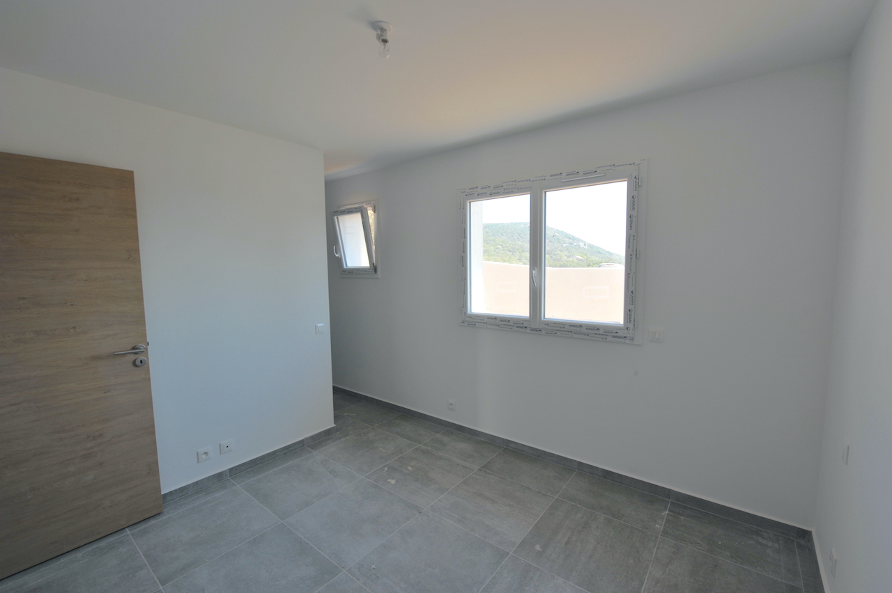 Entre St Cyprien et Pinarello, VILLA T-4 NEUVE, livrable avec OPTION PISCINE ou SPA sur demande.