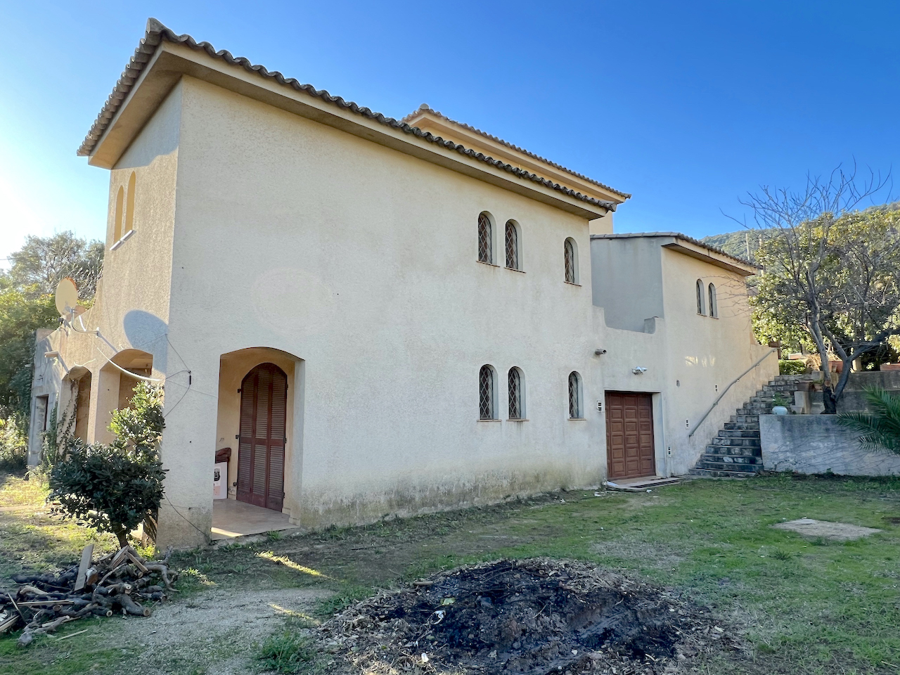 Conca village: MAISON DE MAÎTRE 10 PIÈCES comprenant une VILLA T-8 + T-2 indépendant, 2 garages. TRAVAUX À PRÉVOIR, piscinable.