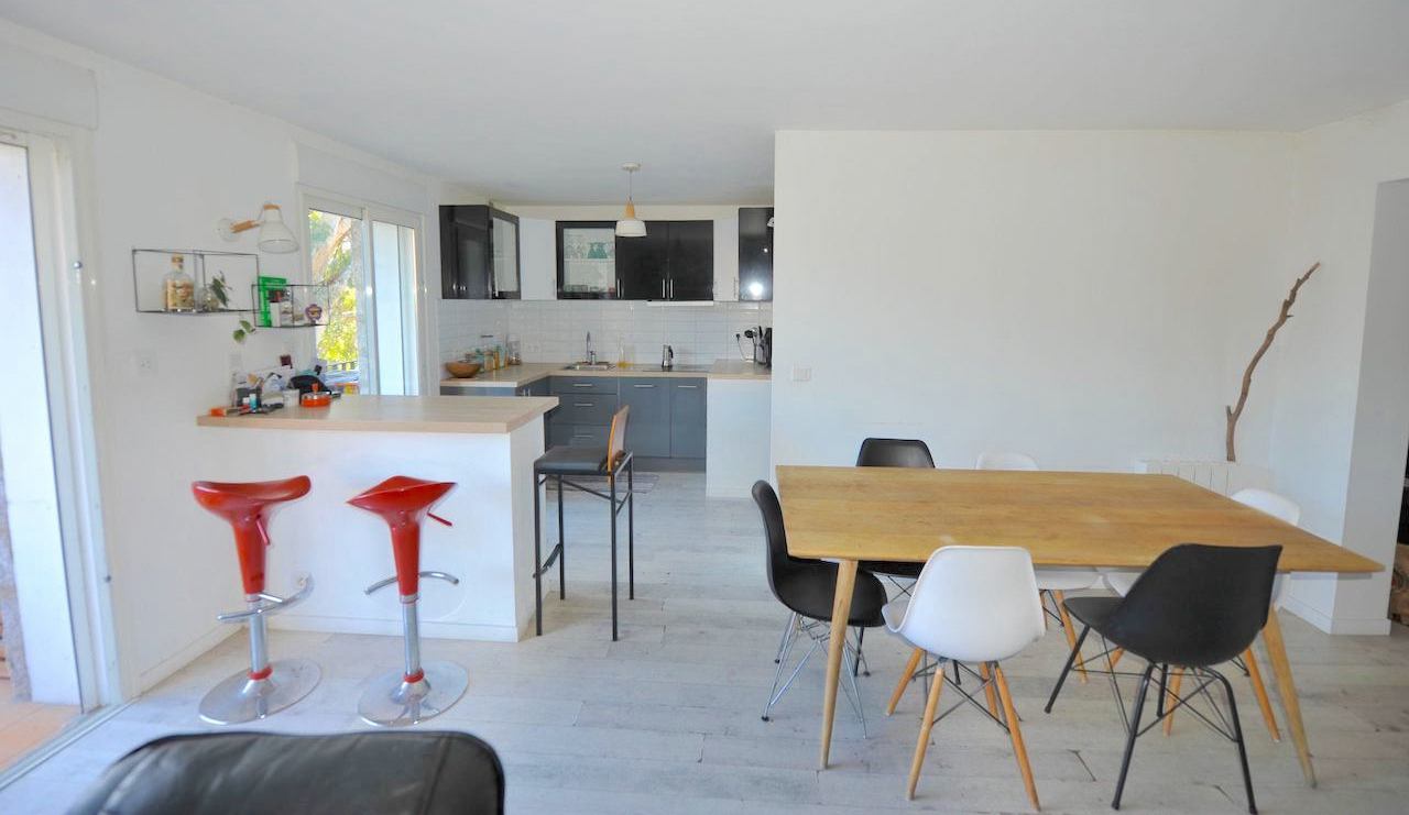 Trinité de Porto-Vecchio: BEL APPARTEMENT T-3 lumineux en PARFAIT ÉTAT.