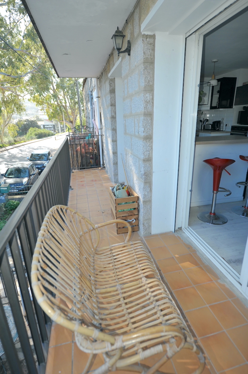 Trinité de Porto-Vecchio: BEL APPARTEMENT T-3 lumineux en PARFAIT ÉTAT.