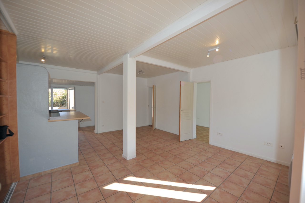TARCO, Quartier marin du "Vieux Tarco", à moins de 100m. de la plage à pieds : MAISON T-3 avec POSSIBILITÉS D'EXTENSION et SURÉLÉVATION D'UN ÉTAGE AVEC VUE MER.