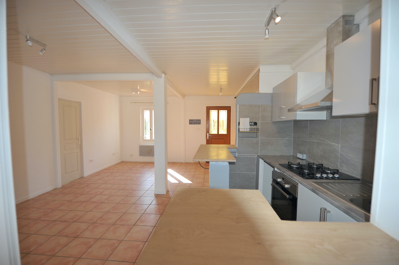 TARCO, Quartier marin du "Vieux Tarco", à moins de 100m. de la plage à pieds : MAISON T-3 avec POSSIBILITÉS D'EXTENSION et SURÉLÉVATION D'UN ÉTAGE AVEC VUE MER.