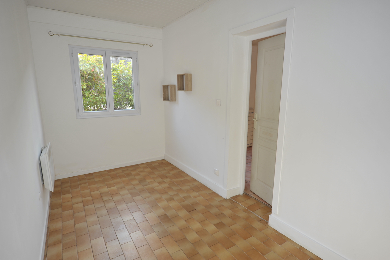 TARCO, Quartier marin du "Vieux Tarco", à moins de 100m. de la plage à pieds : MAISON T-3 avec POSSIBILITÉS D'EXTENSION et SURÉLÉVATION D'UN ÉTAGE AVEC VUE MER.