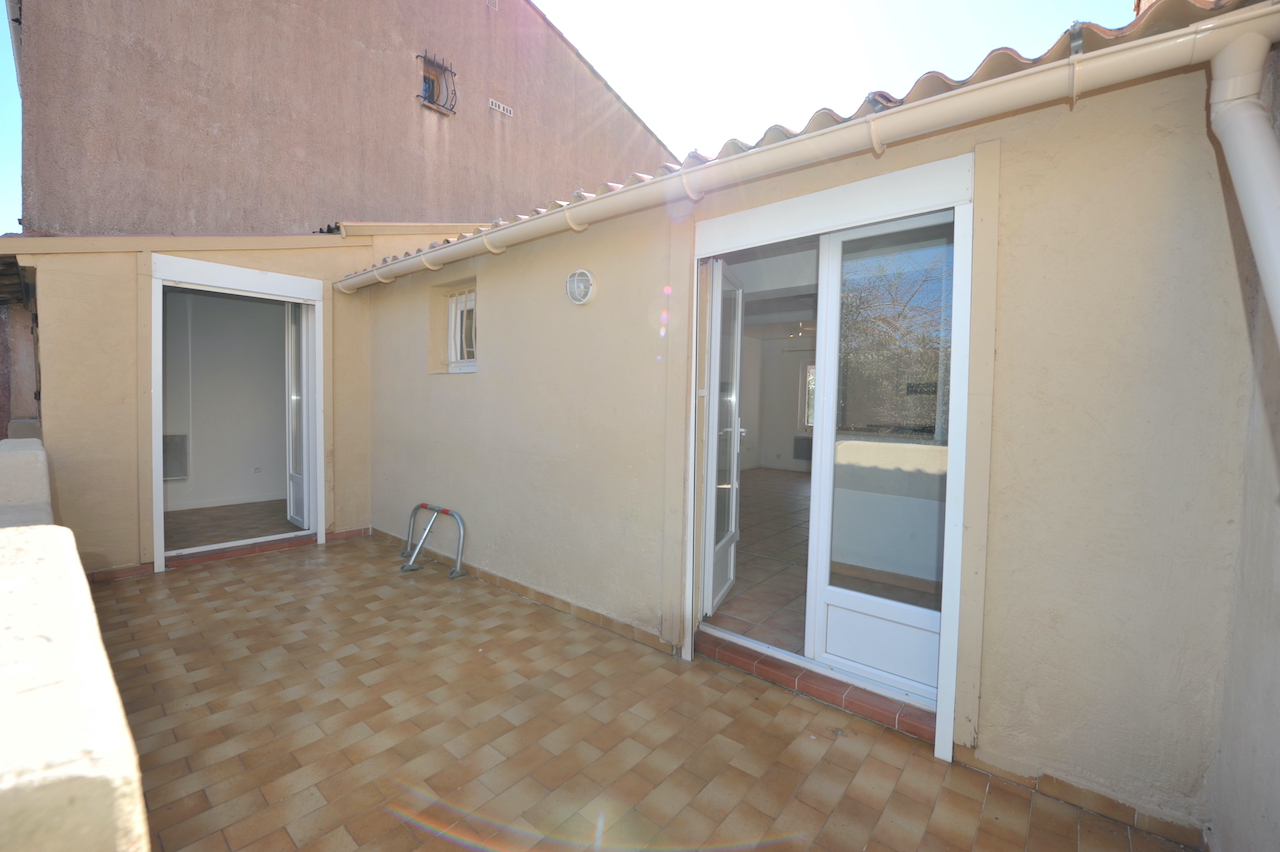 TARCO, Quartier marin du "Vieux Tarco", à moins de 100m. de la plage à pieds : MAISON T-3 avec POSSIBILITÉS D'EXTENSION et SURÉLÉVATION D'UN ÉTAGE AVEC VUE MER.