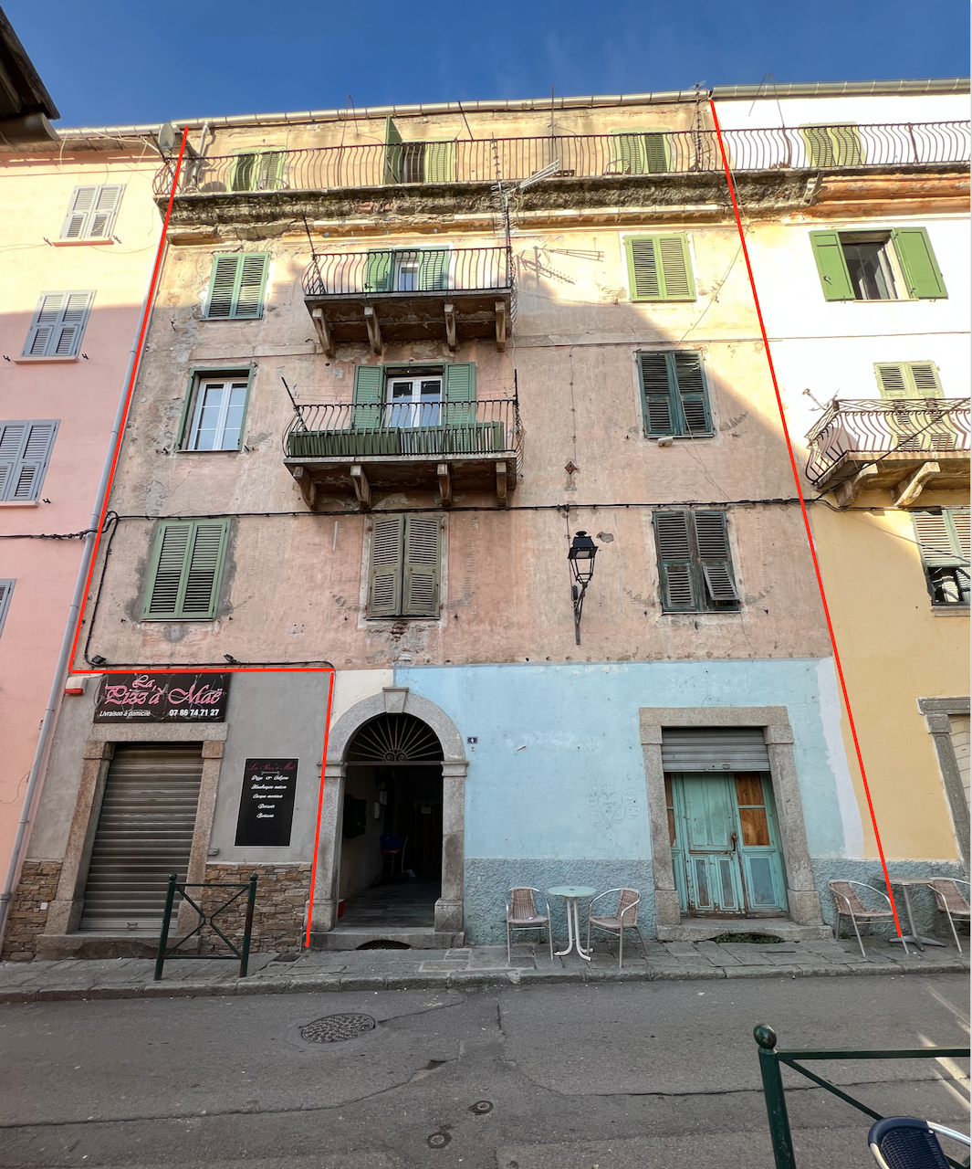 CORTE, Plein centre : IMMEUBLE de 4 étages composé d'un local commercial, 8 appartements (2 T-3 et 6 T-2), combles et caves.