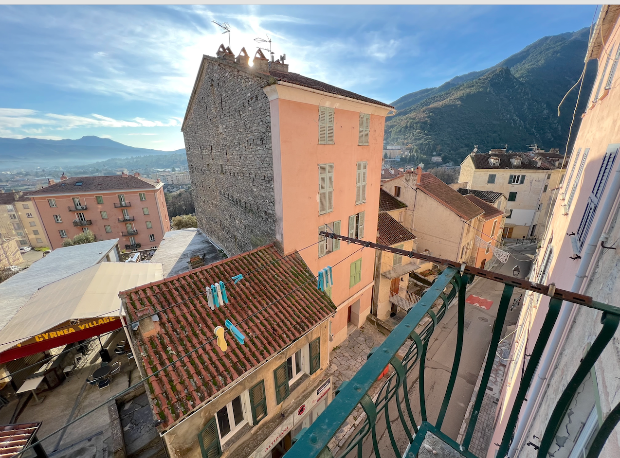 CORTE, Plein centre : IMMEUBLE de 4 étages composé d'un local commercial, 8 appartements (2 T-3 et 6 T-2), combles et caves.