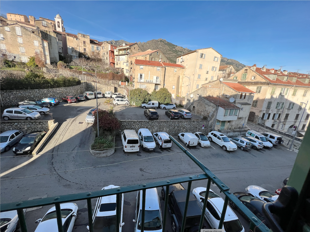 CORTE, Plein centre : IMMEUBLE de 4 étages composé d'un local commercial, 8 appartements (2 T-3 et 6 T-2), combles et caves.