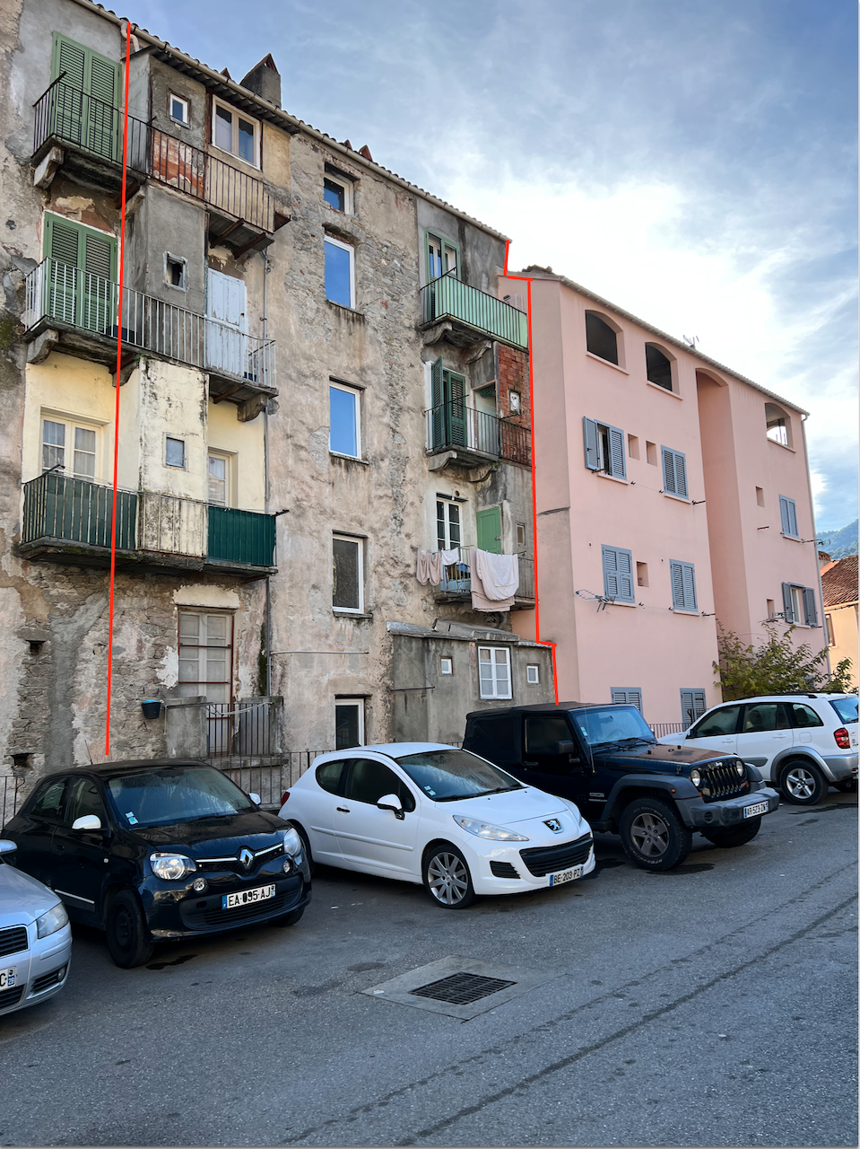 CORTE, Plein centre : IMMEUBLE de 4 étages composé d'un local commercial, 8 appartements (2 T-3 et 6 T-2), combles et caves.