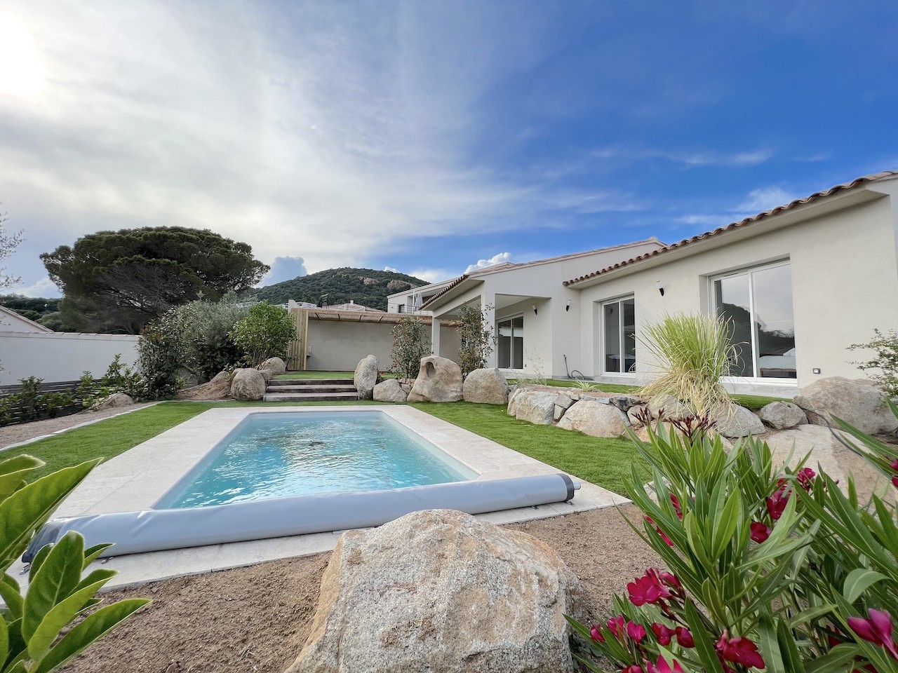 Entre St Cyprien et Pinarello, VILLA T-4 NEUVE avec PISCINE et Cuisine extérieure/Pergola.