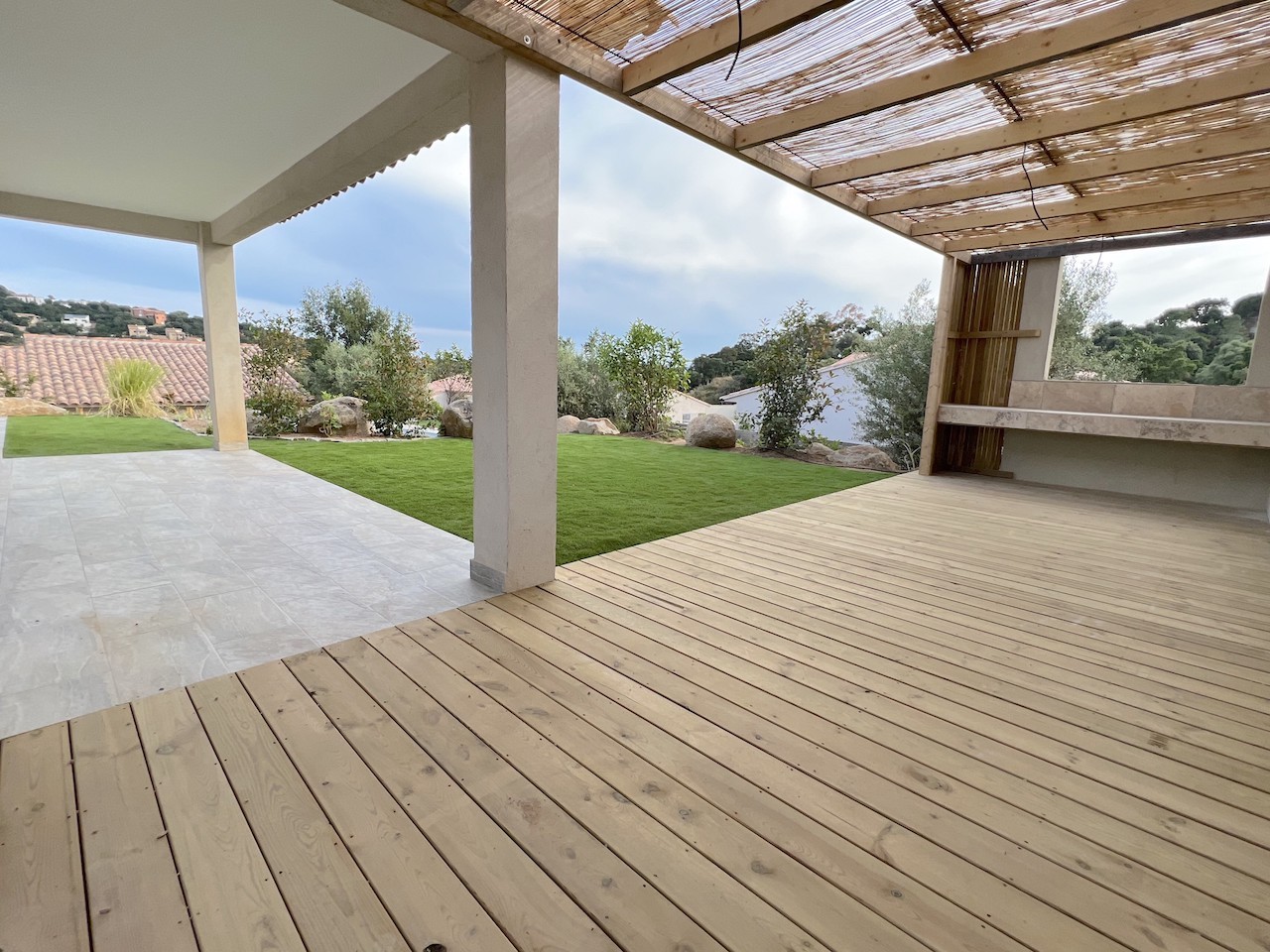 Entre St Cyprien et Pinarello, VILLA T-4 NEUVE avec PISCINE et Cuisine extérieure/Pergola.