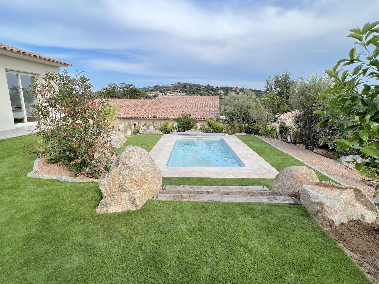 Entre St Cyprien et Pinarello, VILLA T-4 NEUVE avec PISCINE et Cuisine extérieure/Pergola.