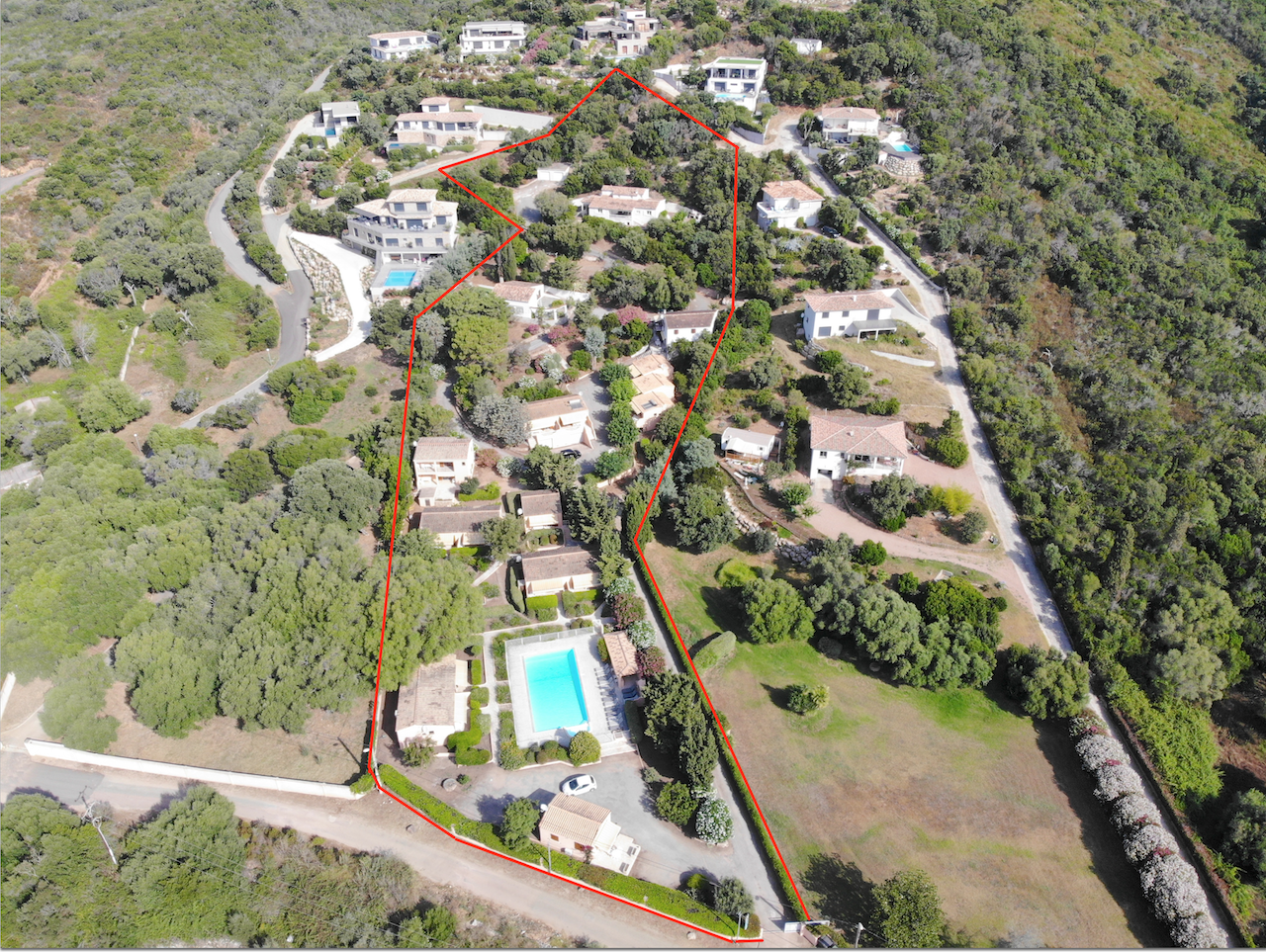 TARCO, à 400 m. de la plage à pied: ENSEMBLE IMMOBILIER composé de 2 VILLAS, 4 APPARTEMENTS ET 14 BUNGALOWS T-3 , PISCINE 14X7 ET POOL-HOUSE, GARAGES ET PARKING.