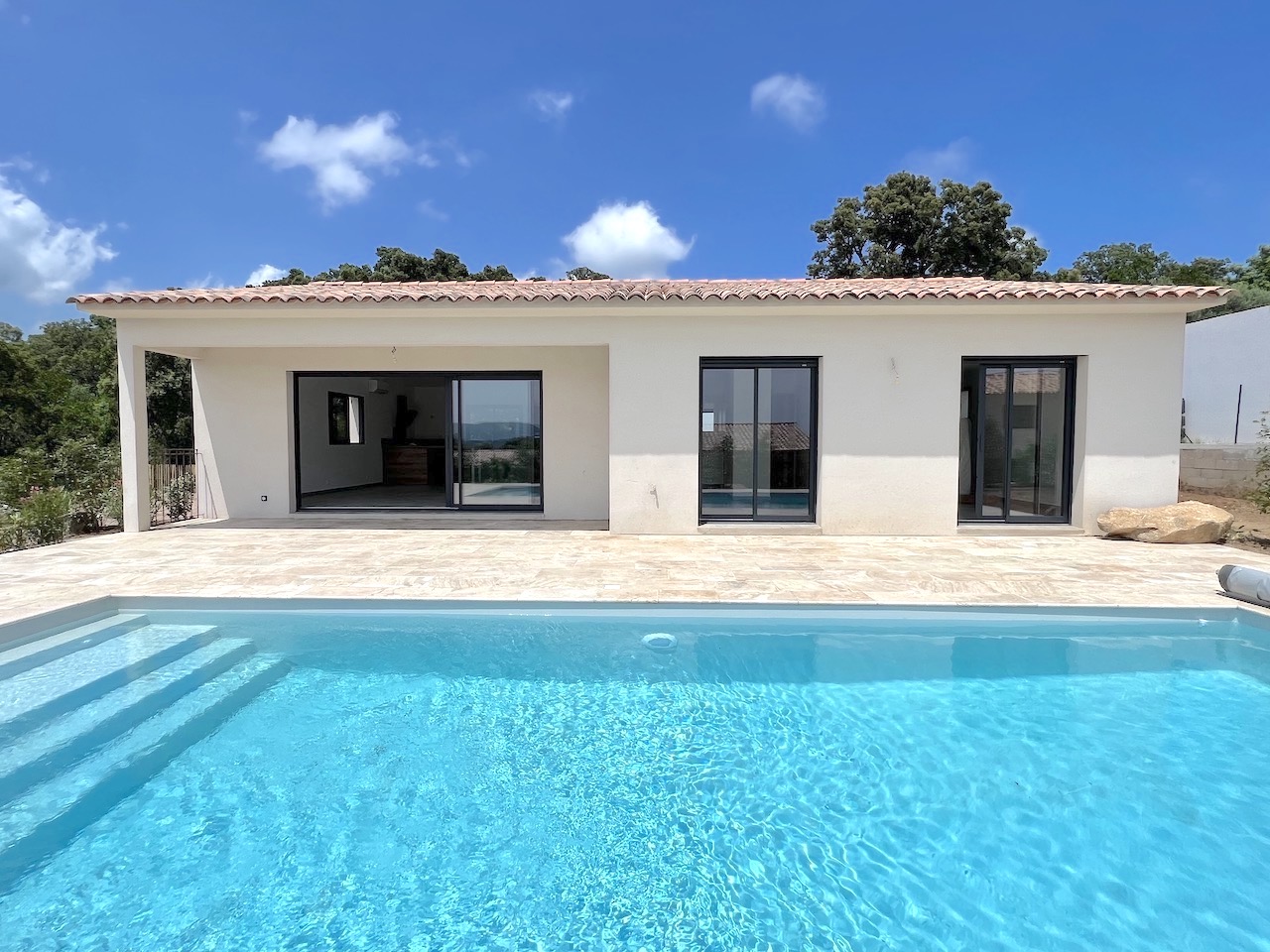 Ste Lucie de porto-Vecchio, à moins de 2 min. de la plage de Fautéa: VILLA T-4 NEUVE avec NIVEAU GARAGE + PISCINE sur terrain clos et aménagé.