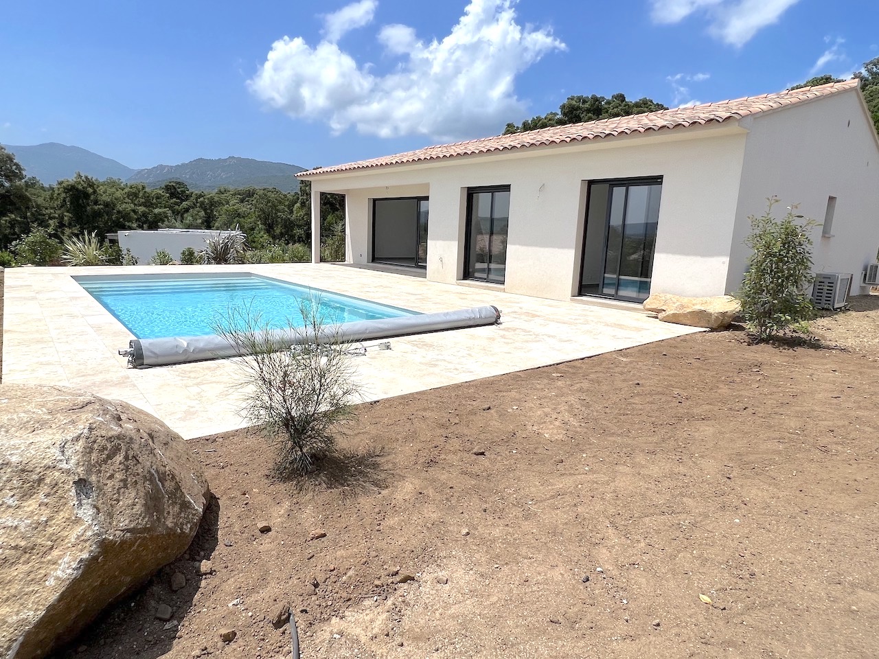 Ste Lucie de porto-Vecchio, à moins de 2 min. de la plage de Fautéa: VILLA T-4 NEUVE avec NIVEAU GARAGE + PISCINE sur terrain clos et aménagé.