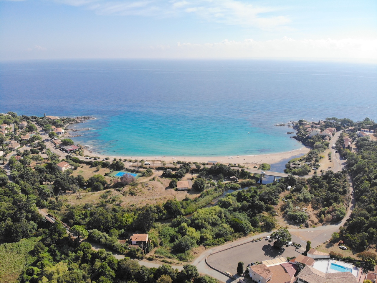 Tarco, à 200m. de la plage accessible à pied: Terrain à bâtir avec BÂTI EXISTANT et C-U OPÉRATIONNEL RÉCENT pour maison jusqu'à 160m2 hab.