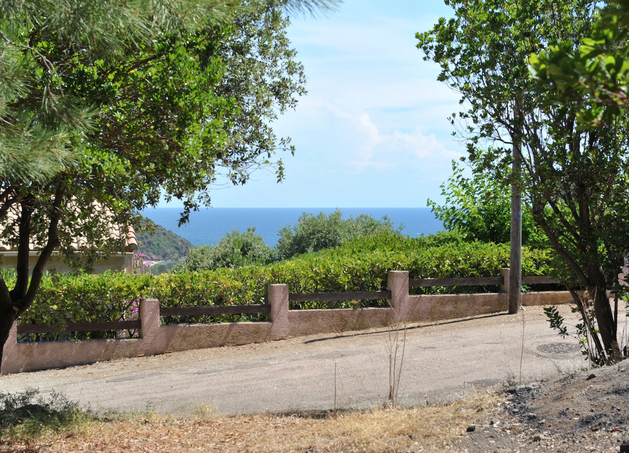 vue mer actuelle qui pourra être aisément optimisée ( selon l'implantation et la hauteur de la construction, ainsi que l'élagage des arbres présents sur le terrain ).