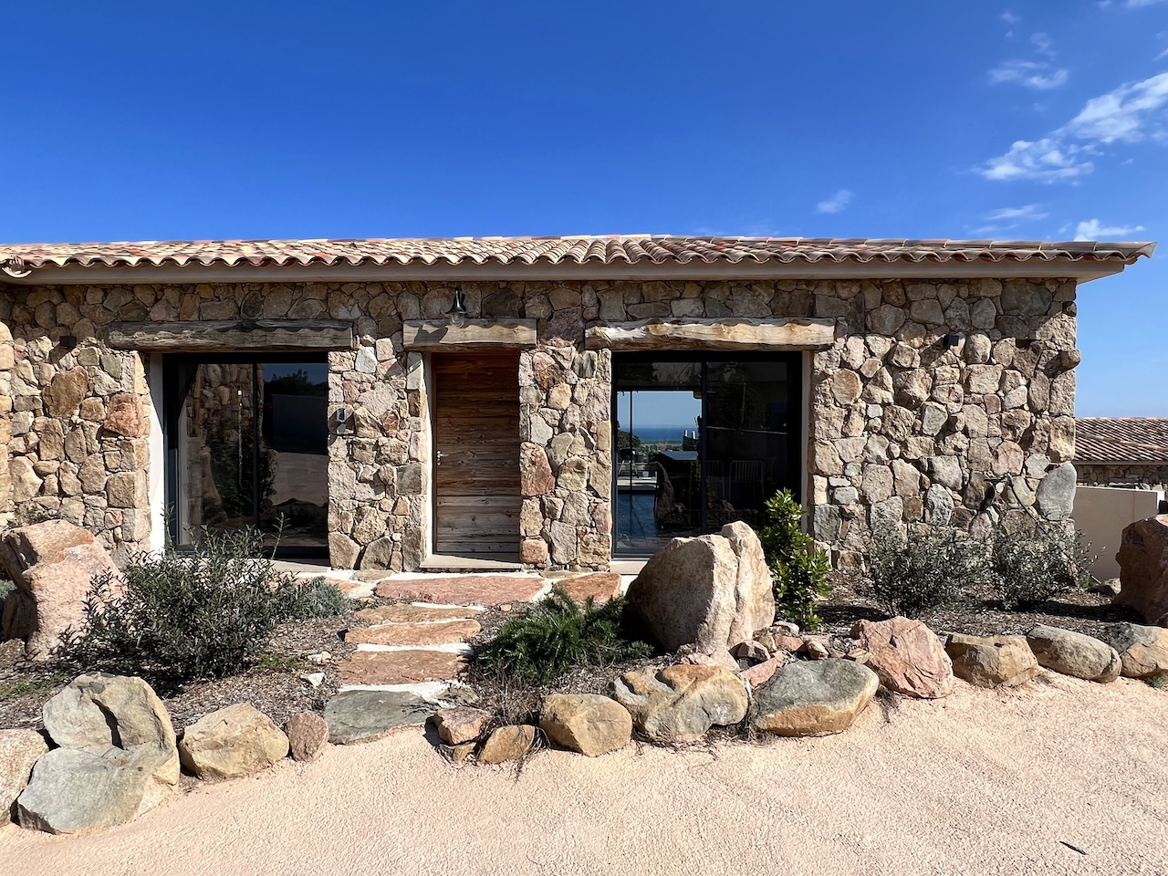 SOLENZARA: BERGERIE T-4 NEUVE AVEC PISCINE, VUE MER PANORAMIQUE. SOLENZARA: BERGERIE T-4 NEUVE AVEC PISCINE, VUE MER PANORAMIQUE.