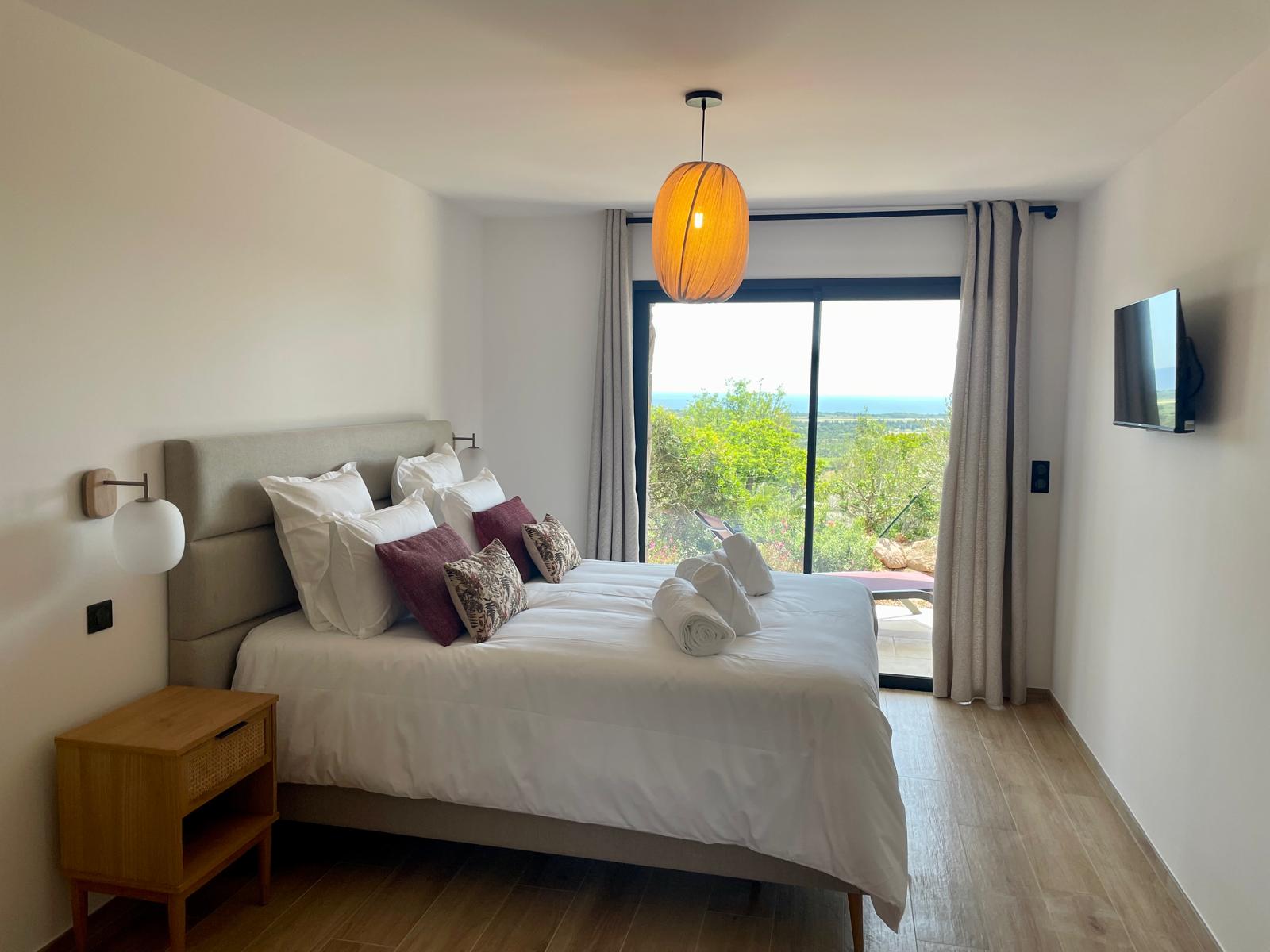 SOLENZARA: BERGERIE T-4 NEUVE AVEC PISCINE, VUE MER PANORAMIQUE. SOLENZARA: BERGERIE T-4 NEUVE AVEC PISCINE, VUE MER PANORAMIQUE.