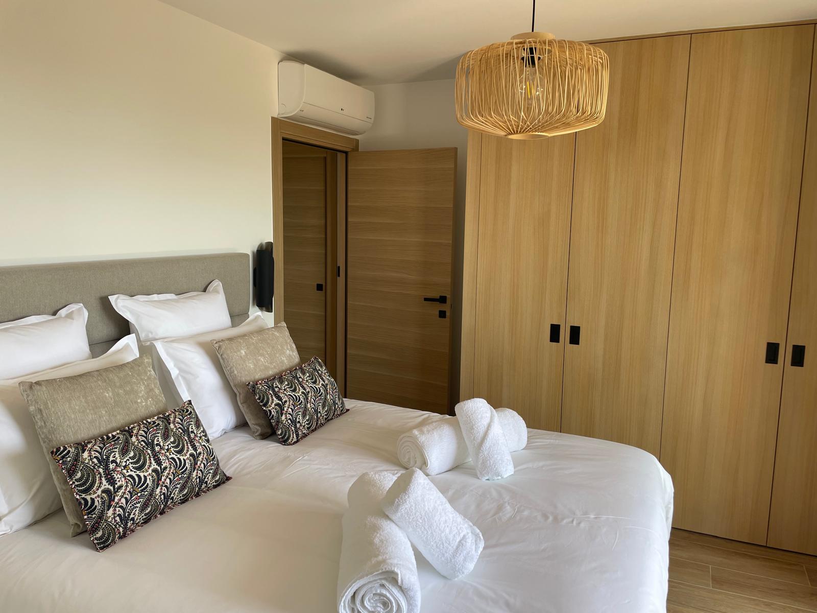 SOLENZARA: BERGERIE T-4 NEUVE AVEC PISCINE, VUE MER PANORAMIQUE. SOLENZARA: BERGERIE T-4 NEUVE AVEC PISCINE, VUE MER PANORAMIQUE.