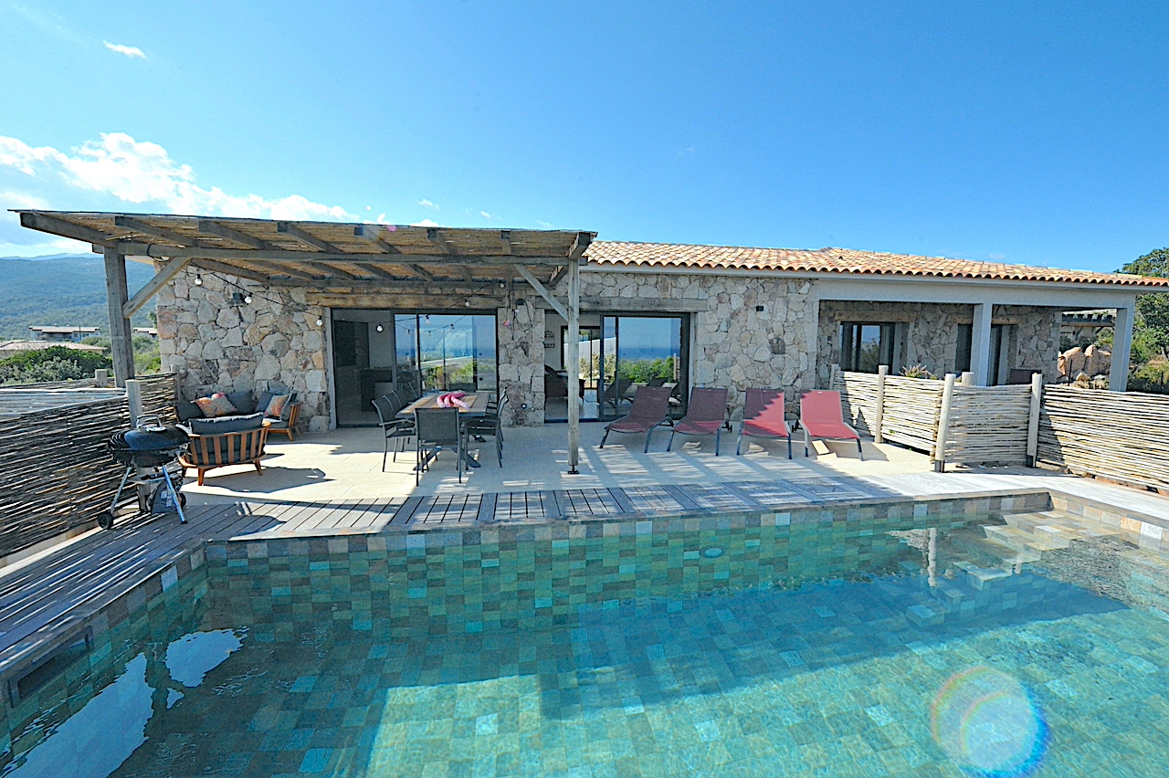 SOLENZARA: BERGERIE T-4 NEUVE AVEC PISCINE, VUE MER PANORAMIQUE.