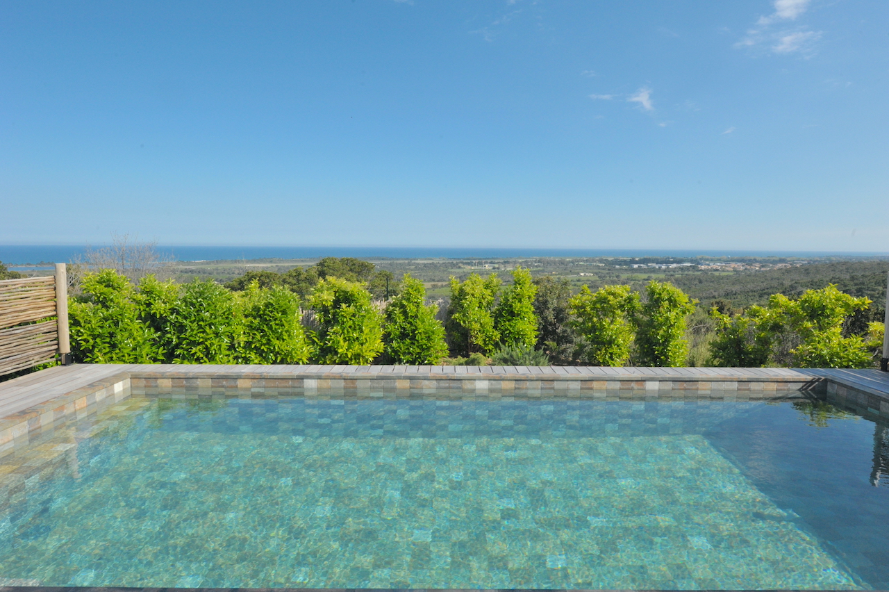 SOLENZARA: BERGERIE T-4 NEUVE AVEC PISCINE, VUE MER PANORAMIQUE.