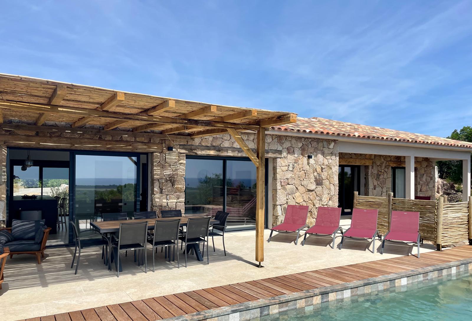 SOLENZARA: BERGERIE T-4 NEUVE AVEC PISCINE, VUE MER PANORAMIQUE.