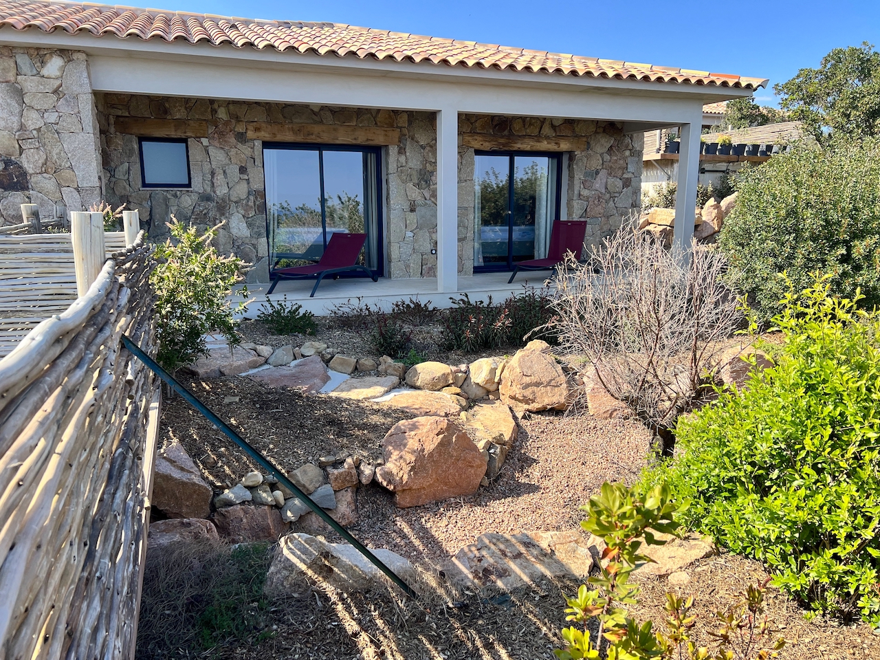 SOLENZARA: BERGERIE T-4 NEUVE AVEC PISCINE, VUE MER PANORAMIQUE.