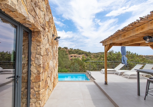 Dominant les plages de Santa Giulia et Palombaggia: BERGERIE RÉNOVÉE VUE MER avec TERRASSE/PERGOLA et PISCINE, DOUBLE CARPORT.