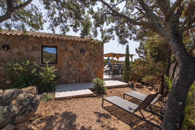 Dominant les plages de Santa Giulia et Palombaggia: BERGERIE RÉNOVÉE VUE MER avec TERRASSE/PERGOLA et PISCINE, DOUBLE CARPORT.