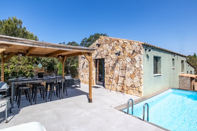 Dominant les plages de Santa Giulia et Palombaggia: BERGERIE RÉNOVÉE VUE MER avec TERRASSE/PERGOLA et PISCINE, DOUBLE CARPORT.