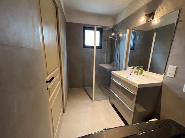 Dominant les plages de Santa Giulia et Palombaggia: BERGERIE RÉNOVÉE VUE MER avec TERRASSE/PERGOLA et PISCINE, DOUBLE CARPORT.