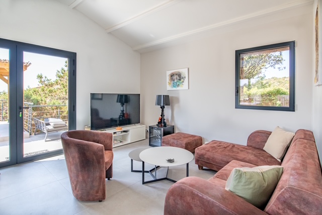 Dominant les plages de Santa Giulia et Palombaggia: BERGERIE RÉNOVÉE VUE MER avec TERRASSE/PERGOLA et PISCINE, DOUBLE CARPORT.