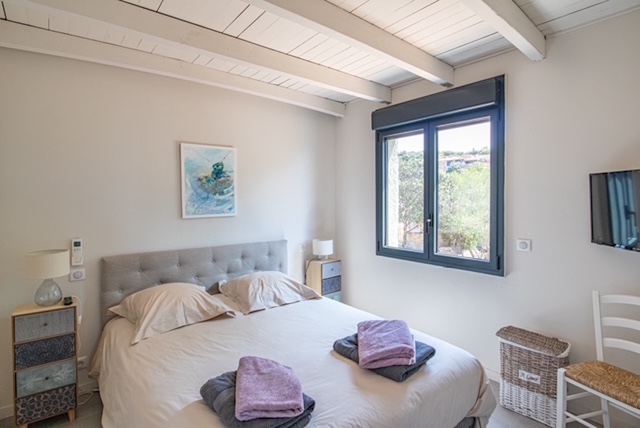 Dominant les plages de Santa Giulia et Palombaggia: BERGERIE RÉNOVÉE VUE MER avec TERRASSE/PERGOLA et PISCINE, DOUBLE CARPORT.